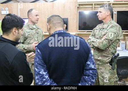 Il Mag. Gen. Giuseppe M. Martin, comandante generale, combinate forze congiunte terra Command-Operation componente intrinseca e risolvere la prima divisione di fanteria, visite una coalizione e le forze irachene' Joint Operations Centre al Qayyarah West Airfield, Iraq, Gennaio 26, 2017. Coalizione e forze dei partner occupato Qayyarah Aviosuperficie Ovest per fornire una base di sosta per l'ISF come essi conducono le operazioni per riacquisire Mosul da ISIL. CJFLCC è parte della Combined Joint Task Force-Operation inerenti risolvere la coalizione globale per sconfiggere ISIL in Iraq e la Siria. Foto Stock