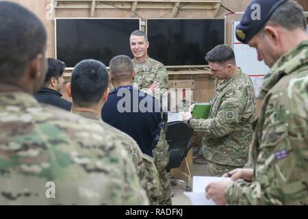 Il Mag. Gen. Giuseppe M. Martin, comandante generale, combinate forze congiunte terra Command-Operation componente intrinseca e risolvere la prima divisione di fanteria, visite una coalizione e le forze irachene' Joint Operations Centre al Qayyarah West Airfield, Iraq, Gennaio 26, 2017. Coalizione e forze dei partner occupato Qayyarah Aviosuperficie Ovest per fornire una base di sosta per l'ISF come essi conducono le operazioni per riacquisire Mosul da ISIL. CJFLCC è parte della Combined Joint Task Force-Operation inerenti risolvere la coalizione globale per sconfiggere ISIL in Iraq e la Siria. Foto Stock