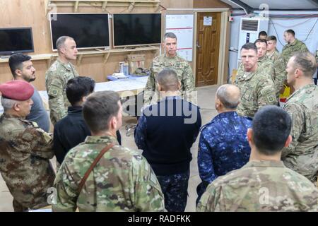 Il Mag. Gen. Giuseppe M. Martin, comandante generale, combinate forze congiunte terra Command-Operation componente intrinseca e risolvere la prima divisione di fanteria, visite una coalizione e le forze irachene' Joint Operations Centre al Qayyarah West Airfield, Iraq, Gennaio 26, 2017. Coalizione e forze dei partner occupato Qayyarah Aviosuperficie Ovest per fornire una base di sosta per l'ISF come essi conducono le operazioni per riacquisire Mosul da ISIL. CJFLCC è parte della Combined Joint Task Force-Operation inerenti risolvere la coalizione globale per sconfiggere ISIL in Iraq e la Siria. Foto Stock