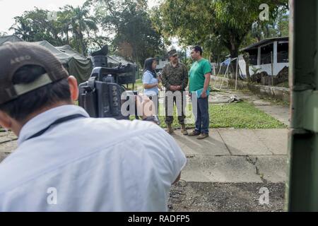 (Feb. 1, 2017) puerto BARRIOS - Marine Sgt. Juan Manuel Lopez-Gutierrez, nativo di Los Angeles attaccato al parafango marino squadrone di supporto 271, parla con un cavo locale news reporter durante una continua promessa 2017 (CP-17) evento mediatico in Puerto Barrios, Guatemala. CP-17 è un U.S. Comando sud-sponsorizzato e U.S. Forze Navali Comando meridionale/STATI UNITI 4a flotta-condotto di distribuzione condotta civile-militare comprendente le operazioni di assistenza umanitaria, impegni di formazione e medico, dentista e supporto di veterinari in uno sforzo per mostrare il supporto degli Stati Uniti e di impegno per l'America centrale e del Sud. Foto Stock