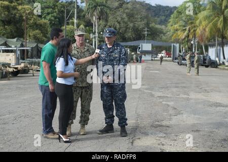 (Feb. 1, 2017) puerto BARRIOS - Capt. Errin Armstrong, comandante della missione per continuare la promessa 2017 (CP-17), e il tenente La Cmdr. Robert Lennon, CP-17's medical officer in carica, parlare con un cavo locale news reporter in Puerto Barrios, Guatemala, durante una CP-17 evento mediatico. CP-17 è un U.S. Comando sud-sponsorizzato e U.S. Forze Navali Comando meridionale/STATI UNITI 4a flotta-condotto di distribuzione condotta civile-militare comprendente le operazioni di assistenza umanitaria, impegni di formazione e medico, dentista e supporto di veterinari in uno sforzo per mostrare il supporto degli Stati Uniti e di impegno per il centro e sud Ame Foto Stock