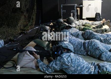 Soldati da un ingegnere 662nd azienda di utilizzare le abilità di coinvolgimento Trainer 2000 indossando la loro maschera a gas, al Virgin Islands National Guard Break Betlemme composto militare su St. Croix, 30 gennaio 2017. I soldati sono stati la formazione in preparazione per i singoli criteri di armi entro la fine di quest'anno. Foto Stock