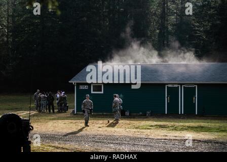 Il vapore acqueo sorge dalla camera di fiducia come il sole riscalda il tetto umido, mentre la camera viene preparato per la formazione di base comune Lewis, McChord, Washington, 21 gennaio, 2017. Lo scopo della formazione è stato quello di familiarizzare i soldati con la M50 Servizio comune scopo generale maschera, e di garantire che essi siano preparati a rispondere a un incidente CBRN o attacco Foto Stock