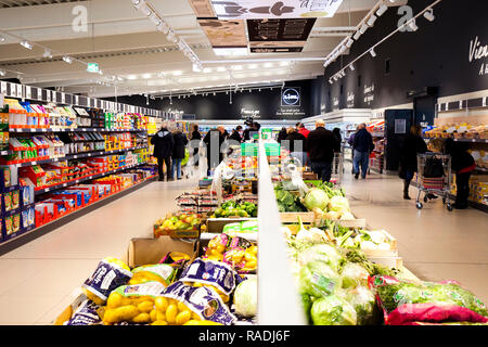 Interno del supermercato Lidl, a nord di Montauban (sud-ovest della Francia). Sconto Lidl supermercato. La frutta e la verdura counter Foto Stock