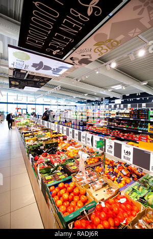 Interno del supermercato Lidl, a nord di Montauban (sud-ovest della Francia). Sconto Lidl supermercato. La frutta e la verdura counter Foto Stock