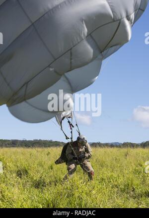 NORTH SHORE, Hawaii (GEN. 26, 2017) un paracadutista assegnati per il Comando Operazioni Speciali terre del Pacifico durante il volo le azioni di formazione, Gennaio 26, 2017. Come un sub-comando unificato di U.S. Il comando operazioni speciali sotto il controllo operativo della U.S. Pacifico Comando, SOCPAC serve come il componente funzionale per tutte le missioni Special Operation distribuito in tutta l'Indo-Asia-regione del Pacifico. Foto Stock