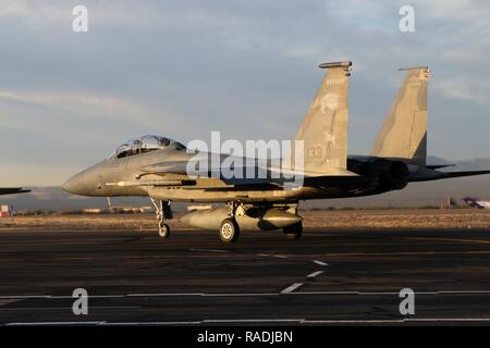 Un U.S. Air Force F-15 Eagle dal 173rd Fighter Wing, Oregon Air National Guard, taxi per la pista in preparazione per un volo di formazione a Tucson, Arizona, Gennaio 12, 2017. Il 173rd Fighter Wing hanno trascorso due settimane di formazione con la 162ala, Airzona Air National Guard, battenti dissimile Air Combat training con i loro F-16s. Foto Stock