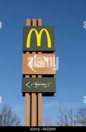 Segno per McDonald drive Thru ristorante, contro un blu cielo invernale, Northampton, Regno Unito Foto Stock