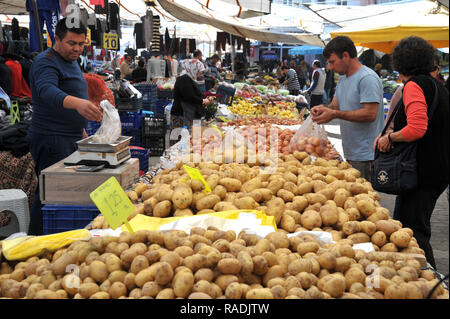 Turchia: Dalyan. Un uomo, una donna e un venditore di patate sul mercato del sabato. Foto Stock