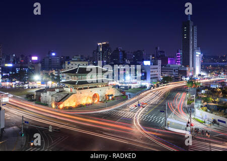 Seoul Città e porta di Dongdaemun (Heunginjimun), la Corea del Sud. Foto Stock