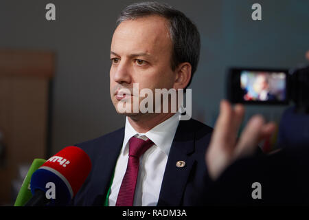 San Pietroburgo, Russia - 25 dicembre 2018: Arkady Dvorkovich, FIDE Presidente colloqui con la stampa durante la cerimonia di apertura del re Salman mondo rapido e Foto Stock