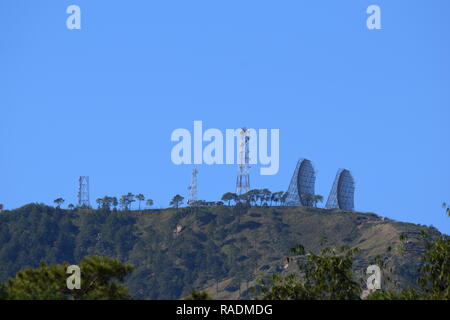 La comunicazione e la diffusione delle attrezzature montate sulla sommità del monte Sto. Tomas nella tuba, Benguet, Filippine visto da diverse posizioni. Foto Stock