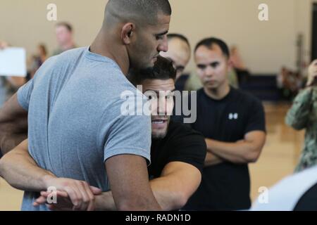 Bellator MMA fighter Josh Thomson dimostra una tecnica di combattimento, durante un incontro e saluto il 12 dicembre 2018, a base comune perla Harbor-Hickam palestra.La Bellator MMA rappresentanti stanno visitando JBPHH come una parte di un multi-giorno, multi-evento il partenariato con le Nazioni Organizzazioni di assistenza (OSU) per 'Bellator e OSU presente: Salutate le truppe". Foto Stock