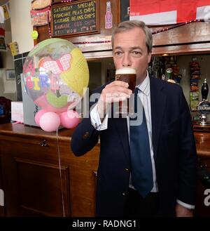 Leader UKIP Nigel Farage celebra la nascita della Principessa Charlotte in Wheatsheaf Pub di Ramsgate Kent con: Nigel Farage dove: Londra, Regno Unito quando: 02 maggio 2015 Credit: Steve Finn/WENN Foto Stock