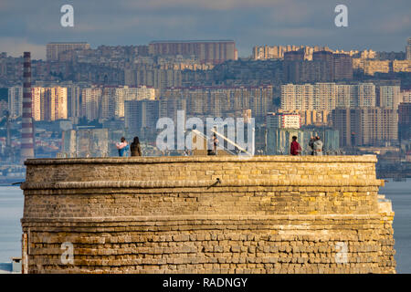 I turisti sulla parte superiore dei Maiden Tower, Baku, Azerbaijan Foto Stock