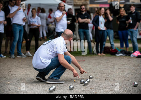 Bagno di bocce in settimana. Una celebrazione di bocce e divertimento nel nome della carità. Queen Square. Bagno, Somerset, Inghilterra. Foto Stock