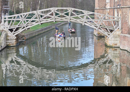 Il matematico ponte in legno sul fiume Cam, che collega le due parti del Queens' College, Università di Cambridge, Inghilterra. Foto Stock