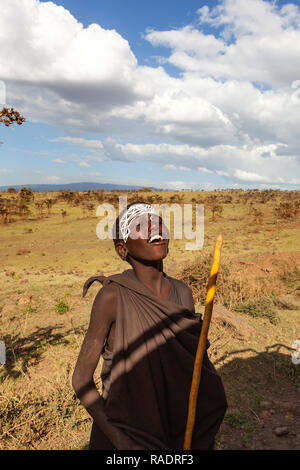 Zanzibar, Tanzania - 14 gennaio 2017. Giovane ragazzo maasai dopo la cerimonia nel Parco Nazionale del Serengeti. Foto Stock