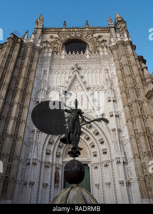 I dettagli architettonici della famosa cattedrale nel centro storico di Siviglia, in Andalusia Spagna con statua giralda Foto Stock