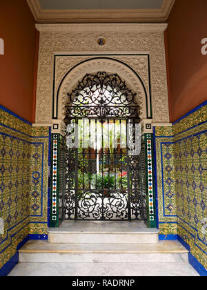 Tipico stile andaluso in questo corridoio di casa nello storico quartiere ebraico di Siviglia, in Andalusia, Spagna. Foto Stock