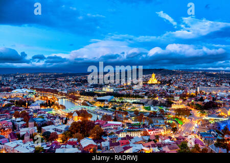 Vista di Tbilisi prese dalla fortezza di Narikala di notte, Tbilisi, Georgia Foto Stock