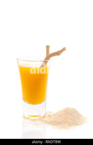 Ashwagandha radice e la polvere con succo di frutta isolato su sfondo bianco. Adattogena supplemento nutrizionale. Withania somnifera. Foto Stock