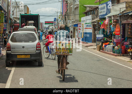 La gente per le strade di Trincomalee nello Sri Lanka Foto Stock