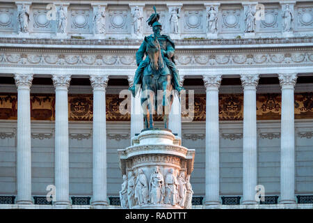Scultura equestre di Vittorio Emanuele II all'interno dell'Altare della Patria, Roma Italia Foto Stock