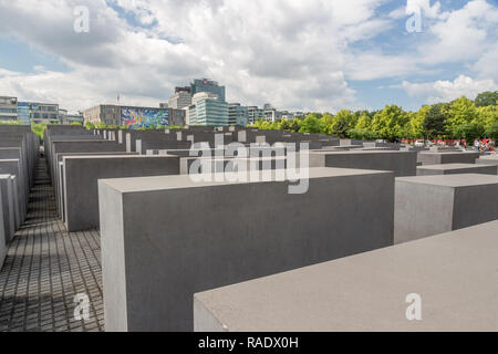 Berlino - Germania - Giugno 2016 : il memoriale ebreo (il Monumento agli ebrei assassinati d'Europa) progettato da Peter Eisenman Foto Stock