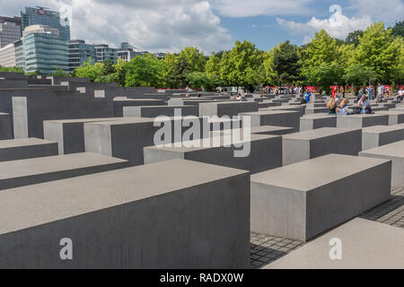 Berlino - Germania - Giugno 2016 : il memoriale ebreo (il Monumento agli ebrei assassinati d'Europa) progettato da Peter Eisenman Foto Stock