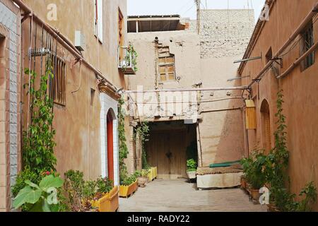 Un esterno design decorativo di edificio ristrutturato in Kashgar città vecchia presso il centro cittadino, il Xinjiang Uyghur Regione autonoma, Cina. Foto Stock