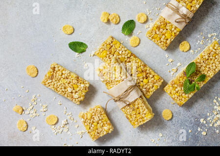 Super prima colazione. Una sana dolce con snack. Multi grano muesli granola bar sul tavolo di pietra. Foto Stock