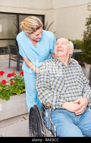 Senior uomo in sedia a rotelle in clinica di riabilitazione e di Cura geriatrica infermiera Foto Stock