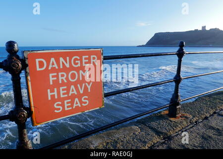 Cartelli per avvisare i turisti ed i visitatori i pericoli del mare grosso in Scarborough,North Yorkshire Foto Stock