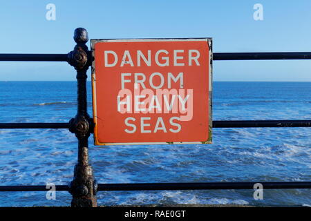 Cartelli per avvisare i turisti ed i visitatori i pericoli del mare grosso in Scarborough,North Yorkshire Foto Stock
