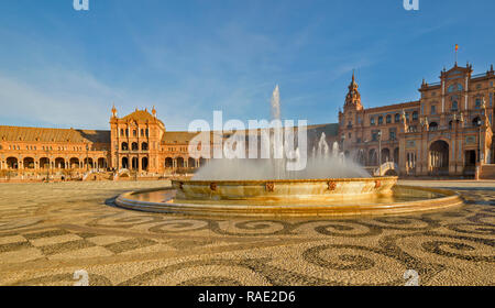 PALACIO ESPANOL NEL PARQUE DE MARIA LUISA siviglia spagna ampio cortile e fontana di grandi dimensioni Foto Stock