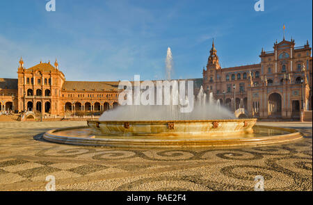 PALACIO ESPANOL NEL PARQUE DE MARIA LUISA siviglia spagna ampio cortile con fontana di grandi dimensioni Foto Stock