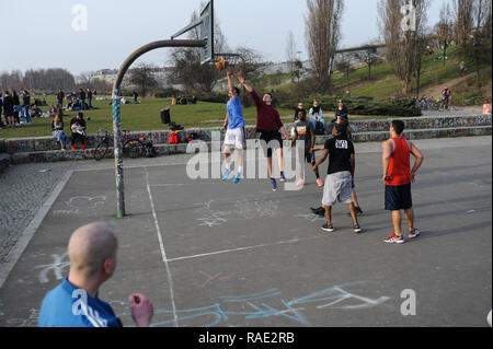 25.03.2015, Berlino, Germania, Europa - i giovani sono giocare a basket al Parco del Muro di Berlino il quartiere di Prenzlauer Berg. Foto Stock