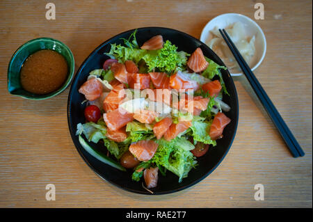 18.12.2018, Singapore, Repubblica di Singapore, in Asia - preparate di fresco sashimi insalata con salmone crudo e condimenti per insalata. Foto Stock