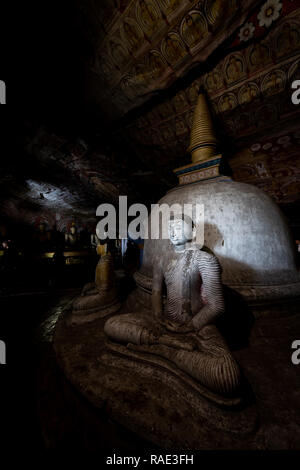 Statue di Buddha nel tempio complesso di grotte di Dambulla, Sri Lanka. Foto Stock