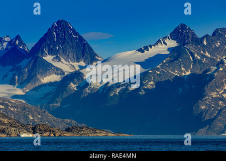 Ingresso al fiordo Skjoldungen, Skjoldungen isola, la mattina presto, il re Federico vi costa, remote a sud est della Groenlandia, Danimarca, regioni polari Foto Stock