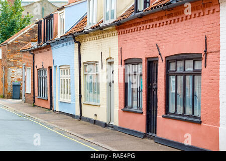 Riga di coloratissimi inglese cottage di mattoni nella famosa località balneare Southwold DEL REGNO UNITO Foto Stock