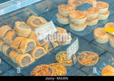 Inglese tradizionale con salsiccia panini e torte sul display per la vendita Foto Stock