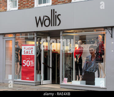 Chichester, Regno Unito - 06 Ottobre 2018: l'ingresso a Wallis negozio di abbigliamento in North Street Foto Stock