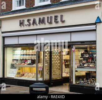 Chichester, Regno Unito - 06 Ottobre 2018: la parte anteriore di H Samuel negozio Gioielli in North Street Foto Stock