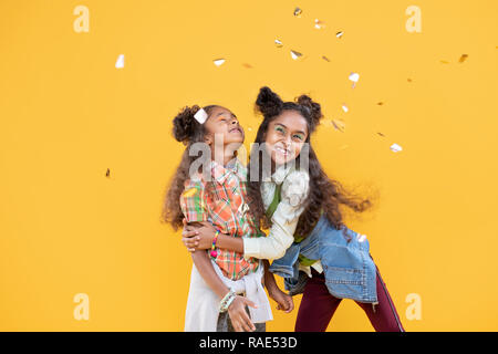 Felice ragazze positiva avente una parte insieme Foto Stock