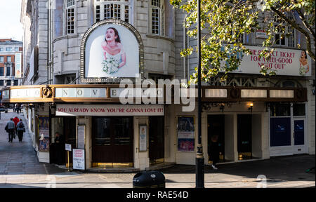London, Regno Unito - 18 Ottobre 2018: l'ingresso del Novello Theatre che è stato acceso il Abba musical Mamma Mia dal settembre 2012 Foto Stock