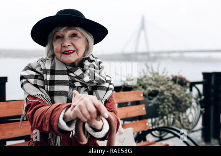 Titolare di pensione o di rendita affascinante trascorrere il suo tempo libero all'aperto Foto Stock