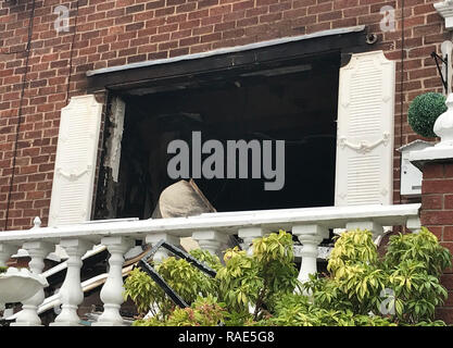 La scena su Dermot Hill Parade nella parte occidentale di Belfast dopo una notte di Attacco incendiario contro una casa. Foto Stock