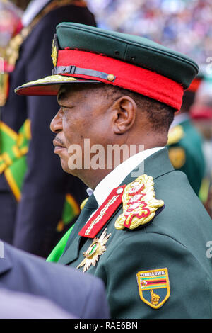 A Sua Eccellenza il Signor Vice Presidente della Repubblica di Zimbabwe - (Pensionati Brigadiere Generale) Constantino Guveya Dominic Nyikadzino Chiwenga Foto Stock